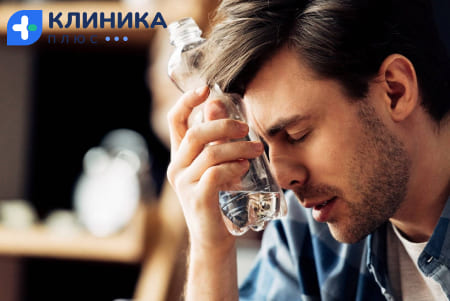 Человек прижимает бутылку к голове