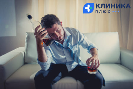 Человек прижимает бутылку с алкоголем к голове