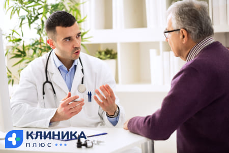 Врач консультирует пациента