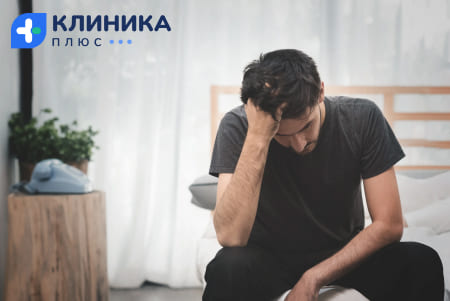Человек сидит в кровати