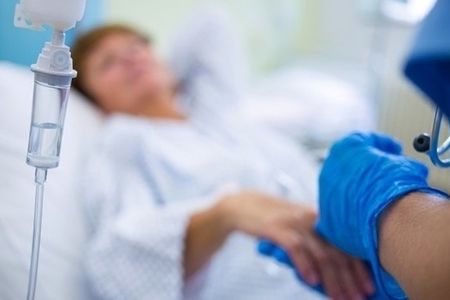 Медсестра готовит руку пациентки к капельнице