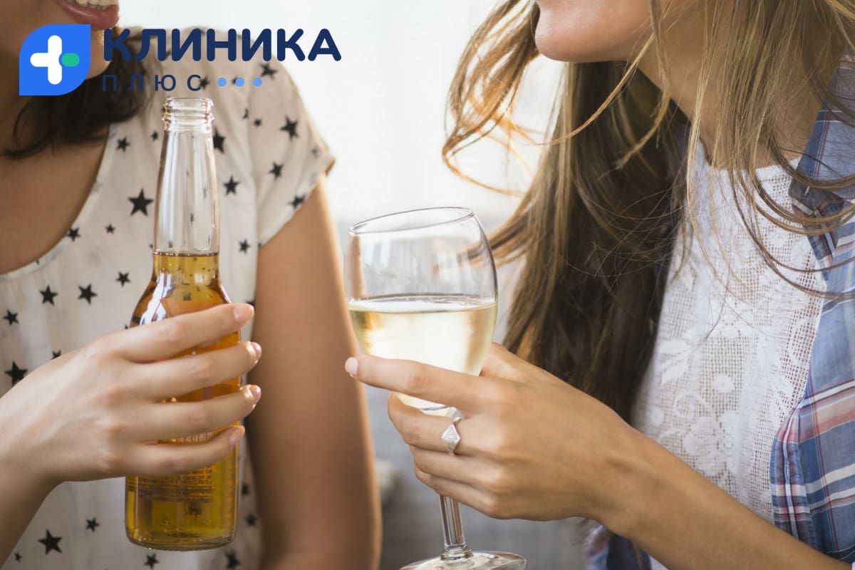 Женщины держат бокалы с алкоголем