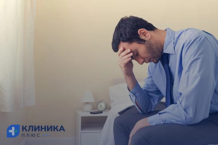Мужчина держится за голову