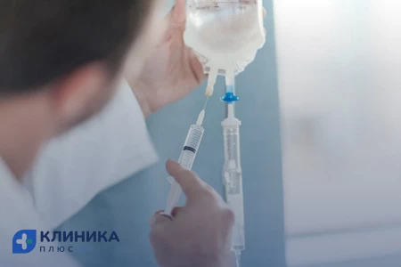 Медсестра готовит капельницу