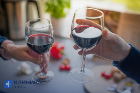 Бокалы вина в руках