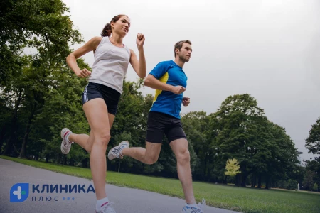 Парень и девушка на пробежке