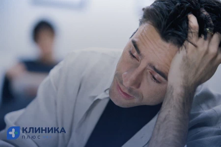 Мужчина держится за голову