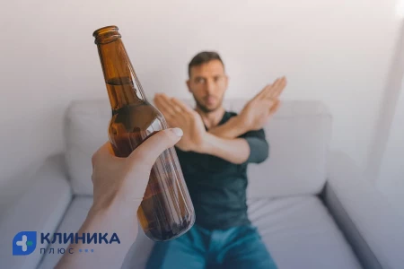 Мужчина воздерживается от алкоголя