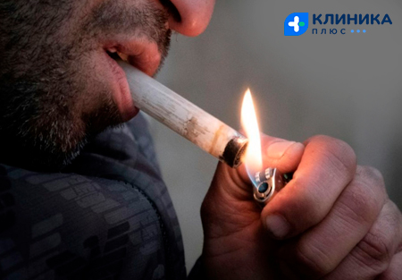 Наркоман курит крэк из трубки