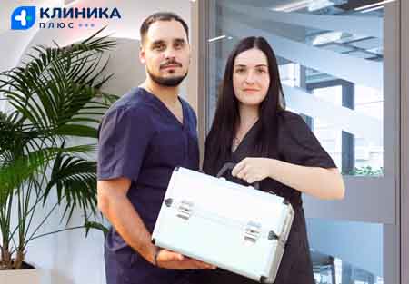 Два фельдшера с медицинским чемоданом