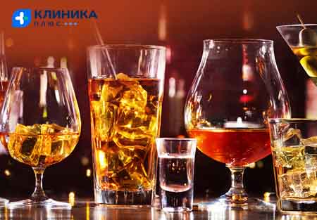 Бокалы и стаканы с алкогольными напитками