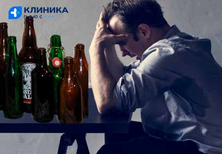 Мужчина за столом с бутылками